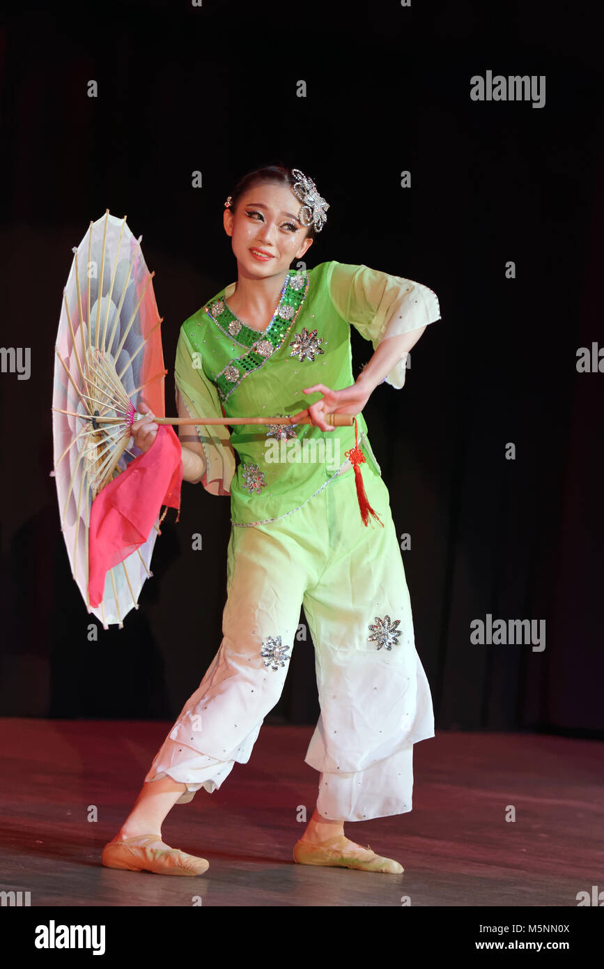 San Pietroburgo, Russia - 6 Febbraio 2018: Lee Jing-Jing esegue la danza con ombrello durante il festival della danza dei giovani della Cina e della Rus Foto Stock