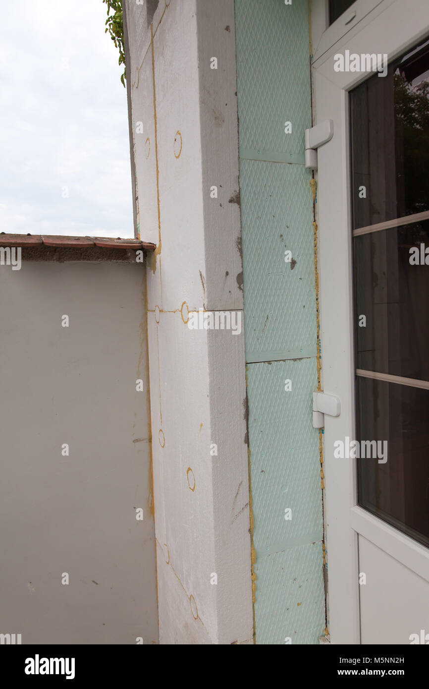 Isolamento per edilizia - primo piano della facciata di ancoraggio in polistirene. Foto Stock