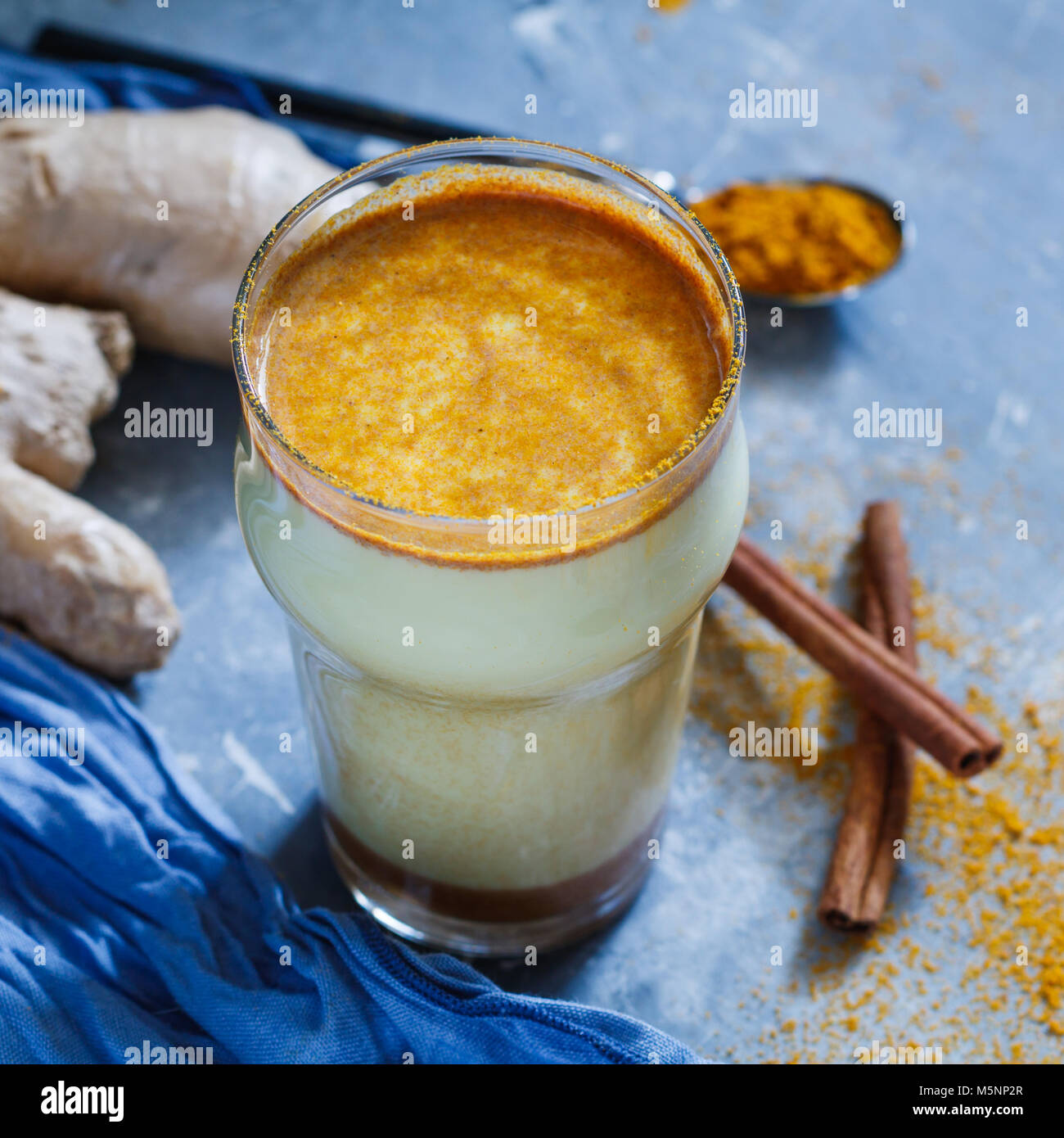 Organici di curcuma latte. Il concetto di mangiare sano, dieta e detox. Vista da sopra. Foto Stock