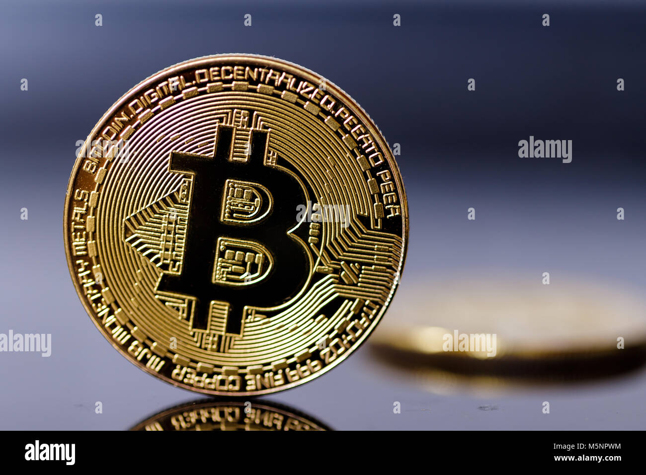 Bitcoin oro, monete virtuali valuta crypto su sfondo scuro. Foto Stock