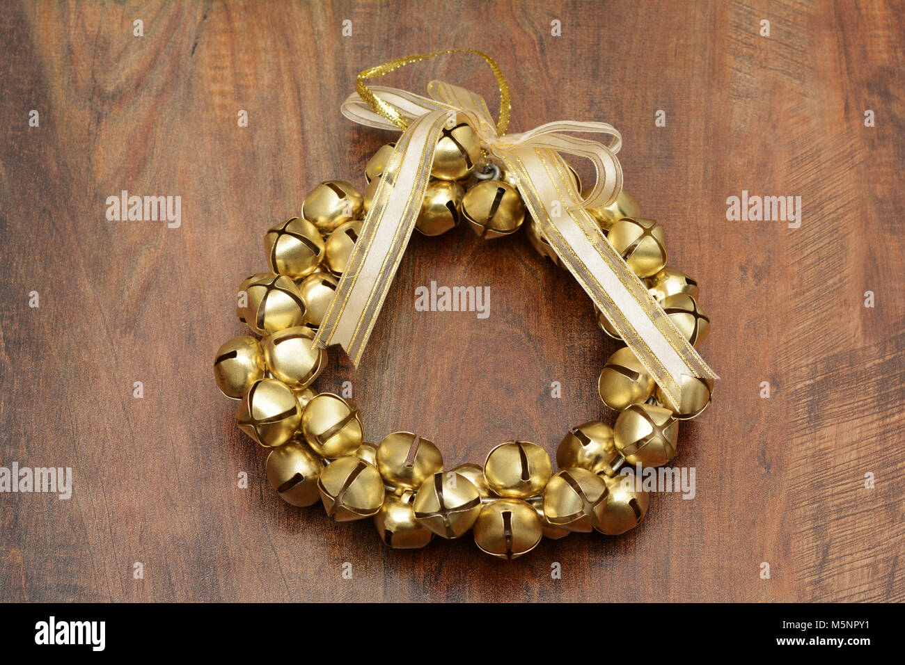 Anello di decorazione di Natale campane su uno sfondo di legno Foto Stock