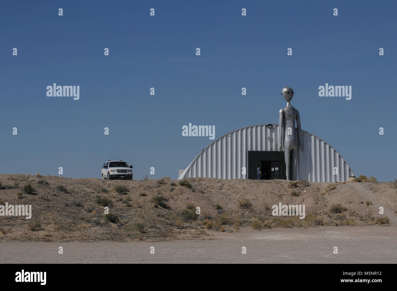 Argento statua aliena vicino alla zona 51 negli Stati Uniti a una luminosa giornata di sole Foto Stock
