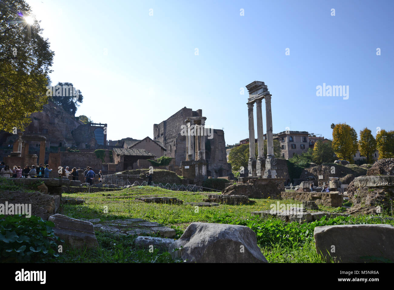 Il Foro Romano di fronte a nord est con tre colonne corinzie del tempio di Castore e Polluce sulla destra della foto Foto Stock