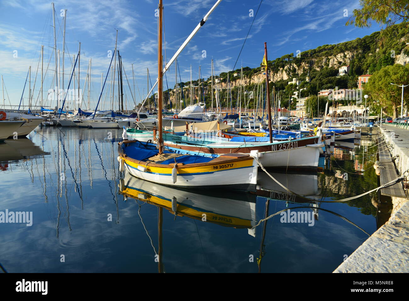 Imbarcazioni da pesca uniche nel vecchio porto di pescatori di Villefranche sur Mer, Nizza, nel sud della Francia Foto Stock