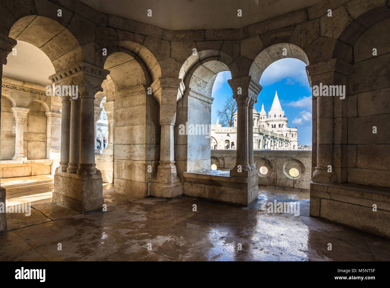 San la chiesa di San Mattia a Budapest. Uno dei principali tempio in Ungheria a fishermens torri. Foto Stock