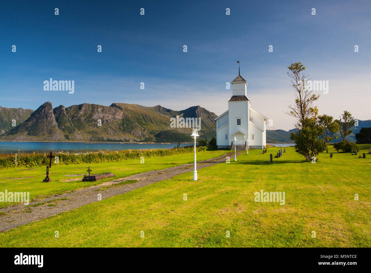 Chiesa bianca e il piccolo cimitero di Bardstrand, Gimsoysand,Isole Lofoten,Nordland,NORVEGIA Foto Stock