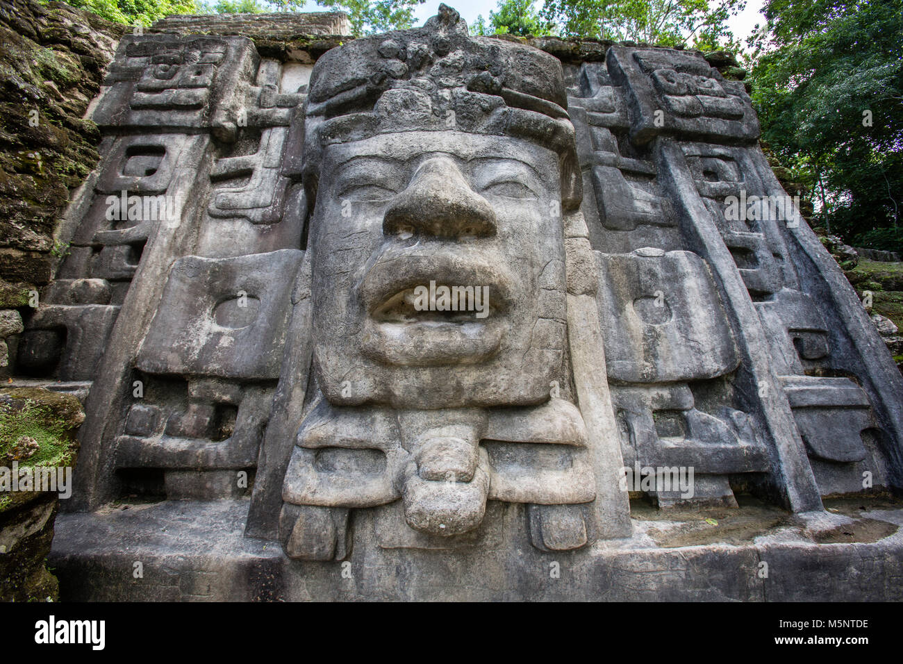 Tempio di maschera a Belize Lamanai rovine maya Foto Stock
