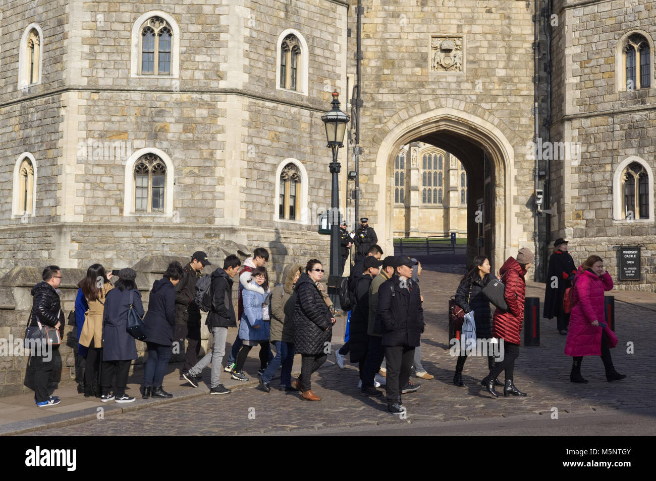 I turisti cinesi in visita allo storico castello di Windsor Foto Stock