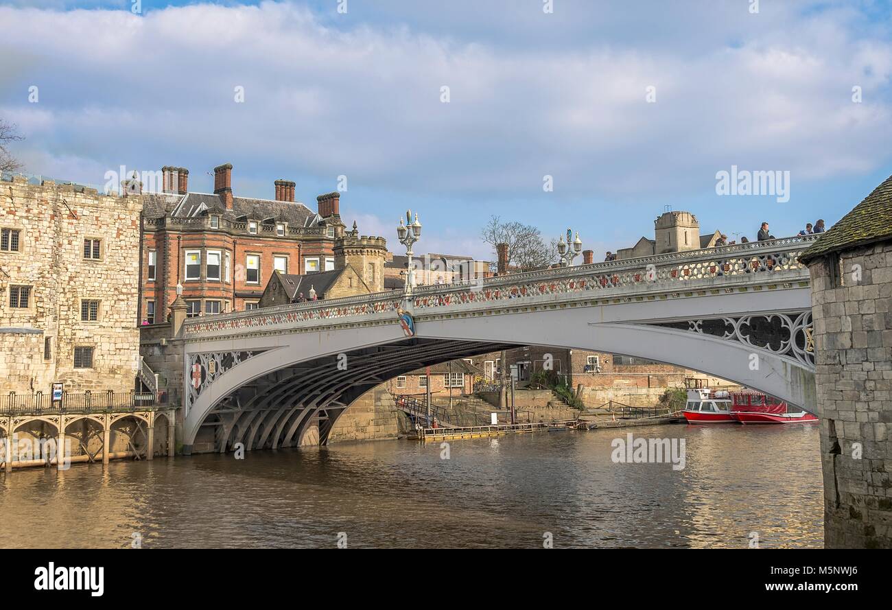 Il locale ben noto Ponte Lendal attraversa il fiume Ouse con edifici storici su entrambi i lati. Foto Stock