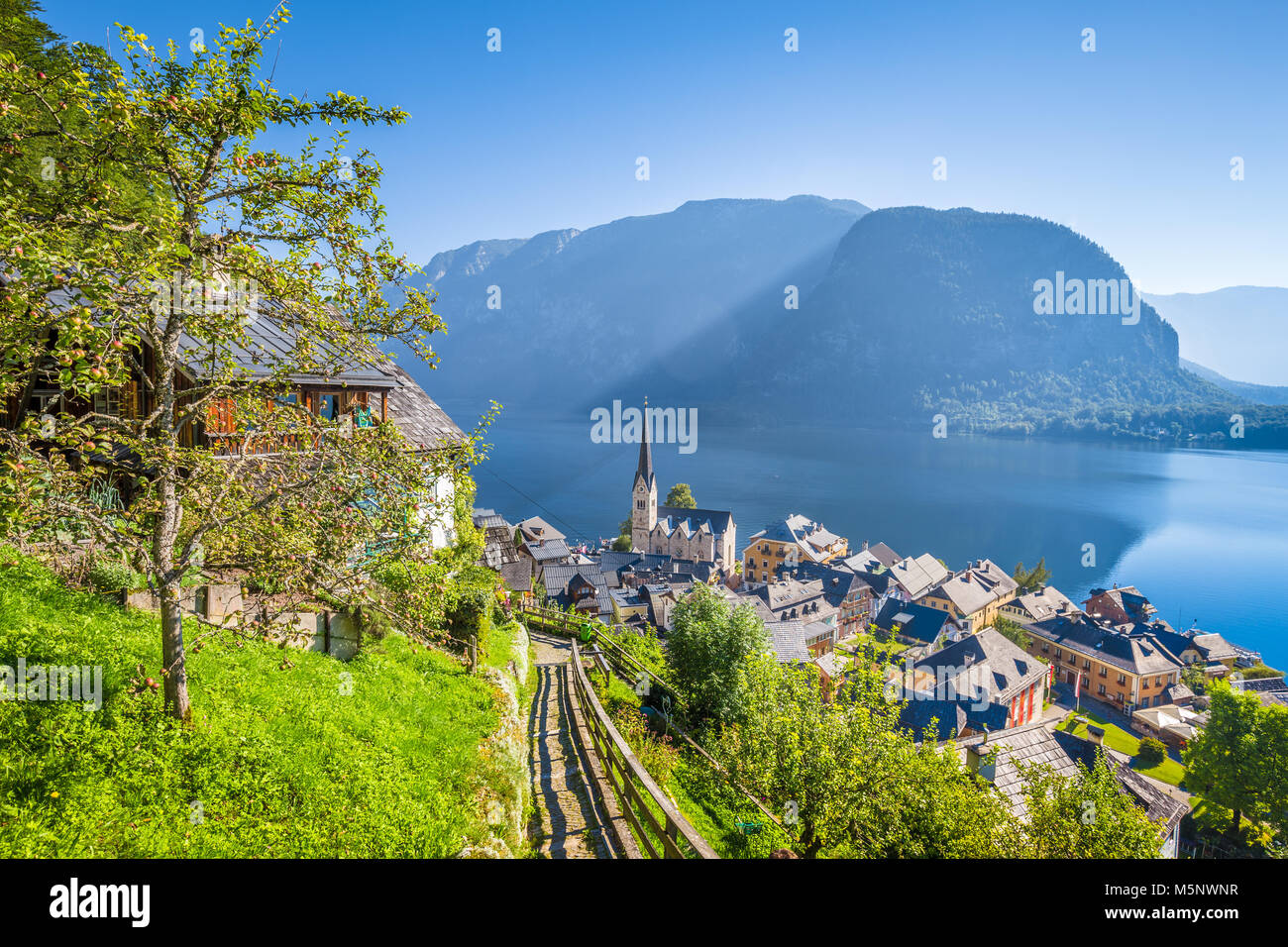 Classic vista da cartolina famosa Hallstatt Lakeside Town nelle Alpi e idilliaco con sentiero che in salita su una bella giornata di sole con cielo blu in summ Foto Stock
