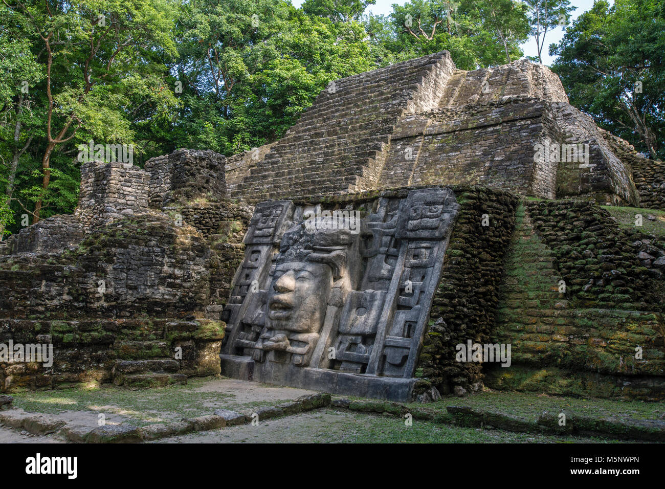 Tempio di maschera a Belize Lamanai rovine maya Foto Stock
