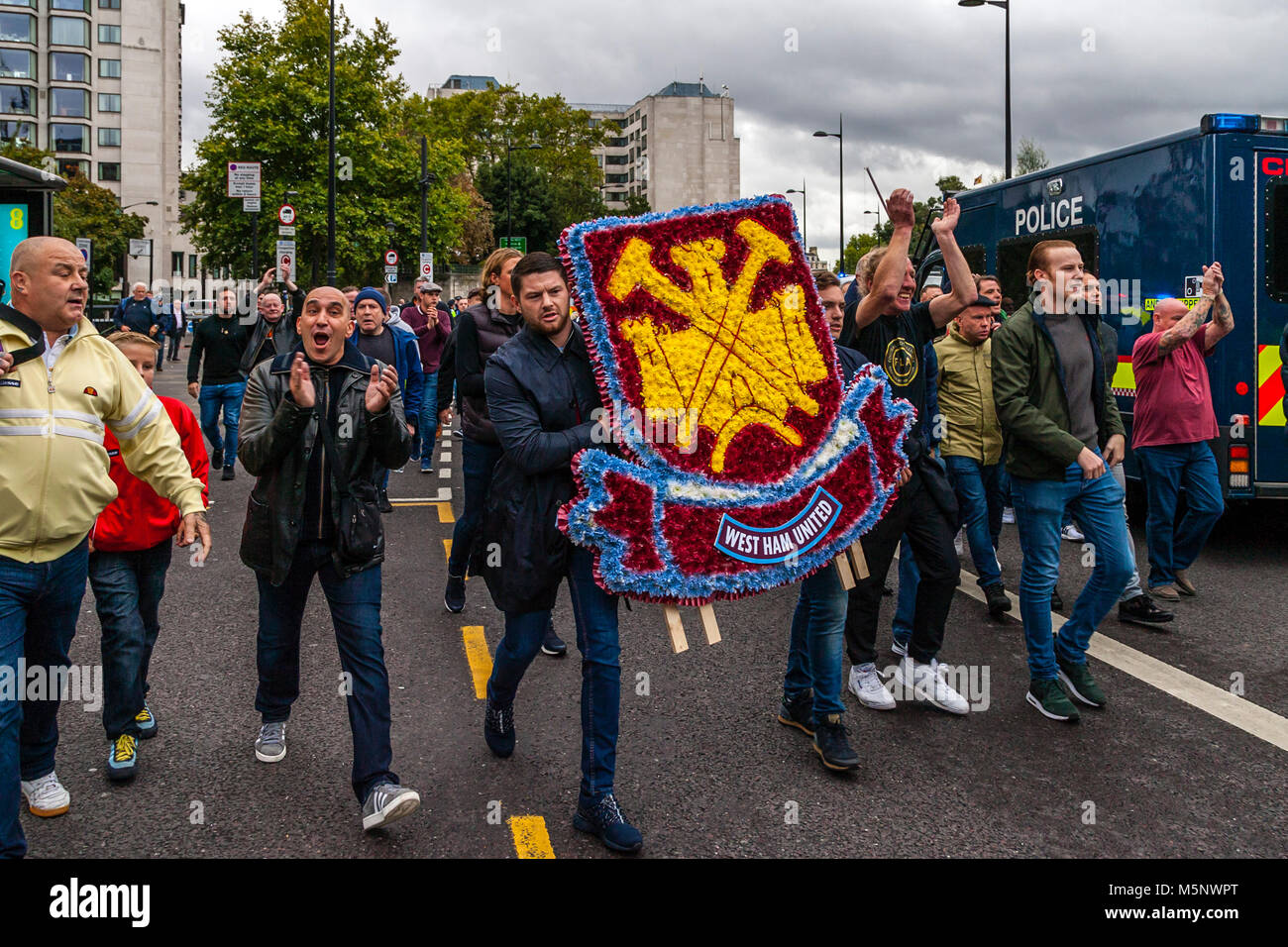 Per gli appassionati di calcio di tutto il Regno Unito si raccolgono nella zona centrale di Londra a marzo contro l'estremismo sotto il banner del FLA (football lads alliance), London, Regno Unito Foto Stock