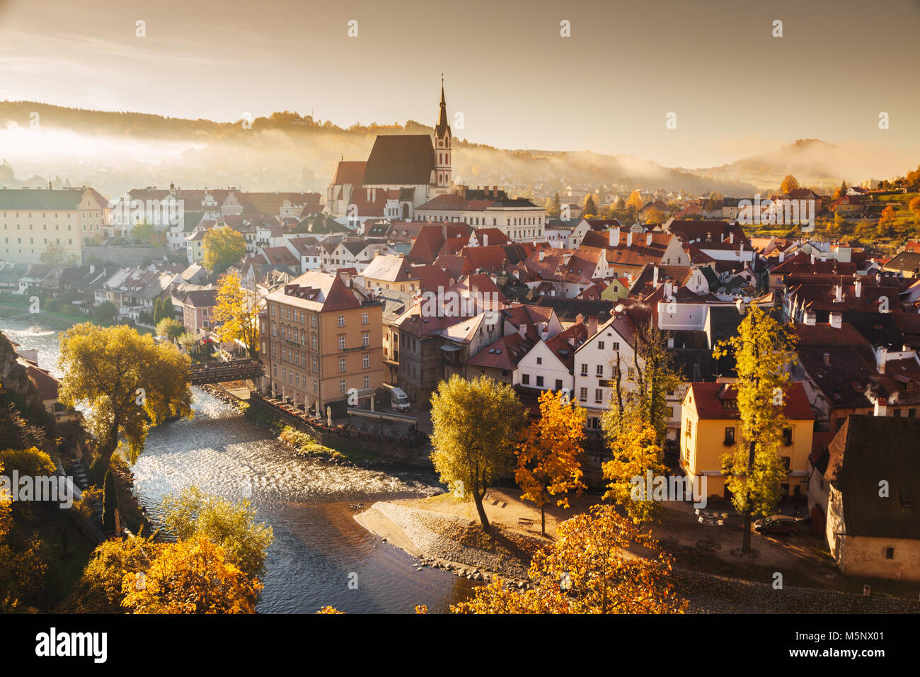 La storica città di Cesky Krumlov, un sito Patrimonio Mondiale dell'UNESCO sin dal 1992, nel bellissimo golden. La luce del mattino al sorgere del sole in autunno, Bohemia Repubblica Ceca Foto Stock