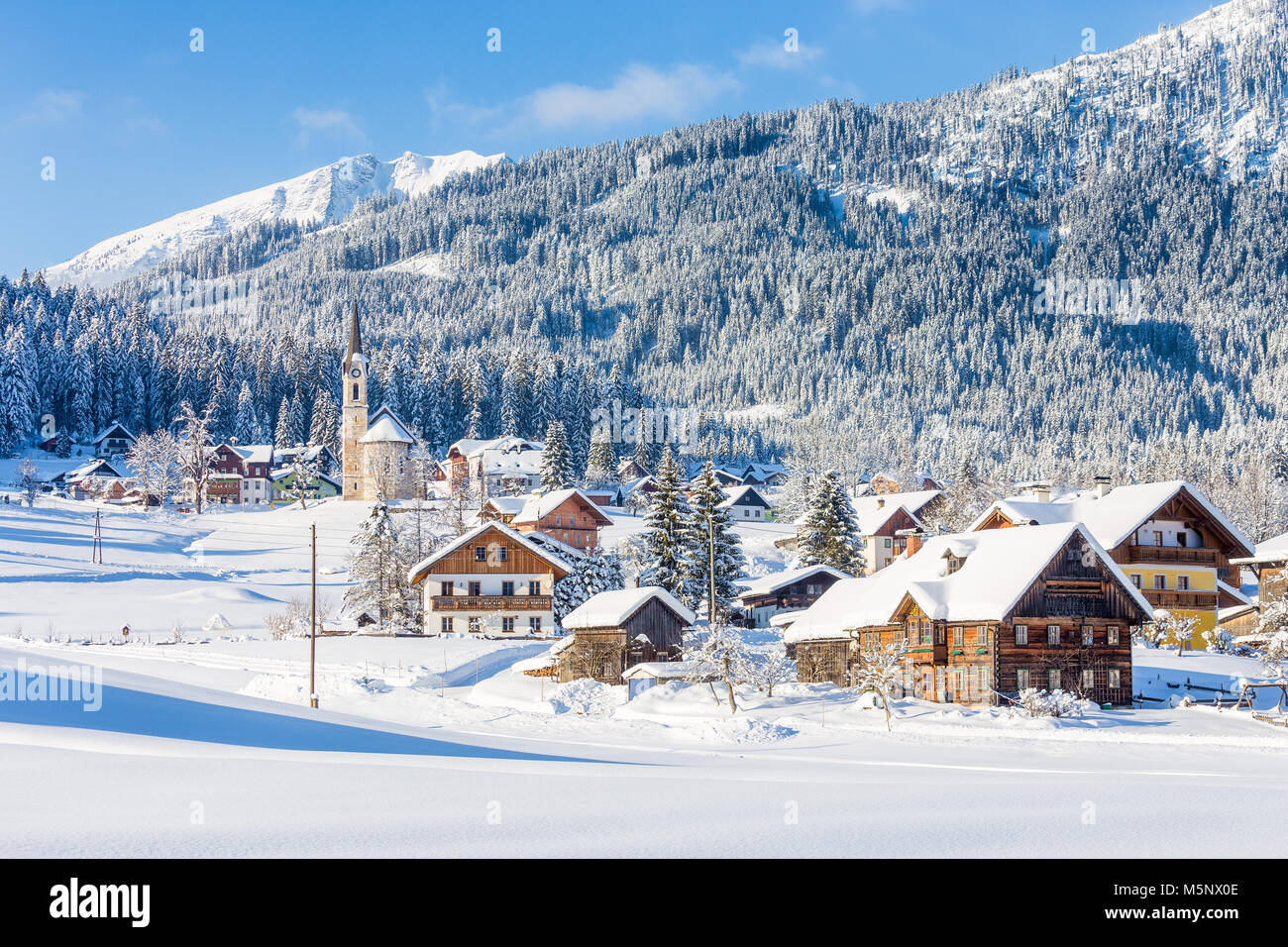 Gosau storico villaggio di montagna nelle Alpi su scenic fredda giornata soleggiata con cielo blu e nuvole in inverno, Salzkammergut, Austria Foto Stock