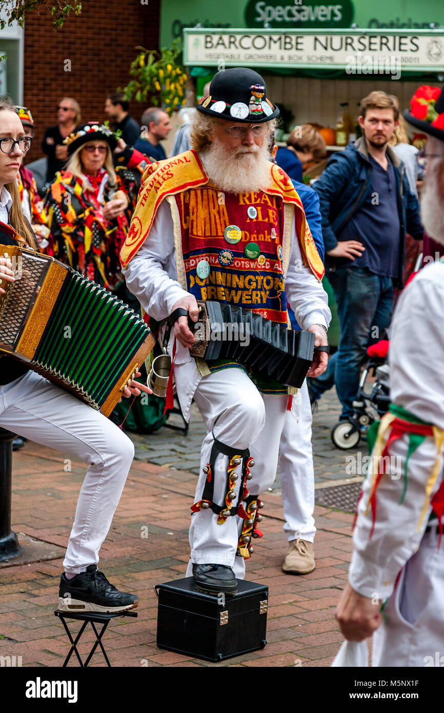 Musicisti provenienti da una Morris Dancing gruppo eseguire a Lewes Folk Festival, Lewes, Sussex, Regno Unito Foto Stock