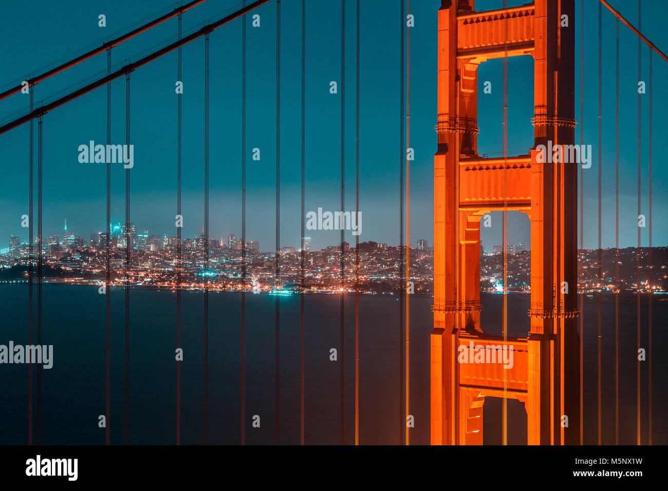 Visualizzazione classica del famoso Golden Gate Bridge con lo skyline di San Francisco in background in splendida post tramonto crepuscolo durante il blu ora a du Foto Stock