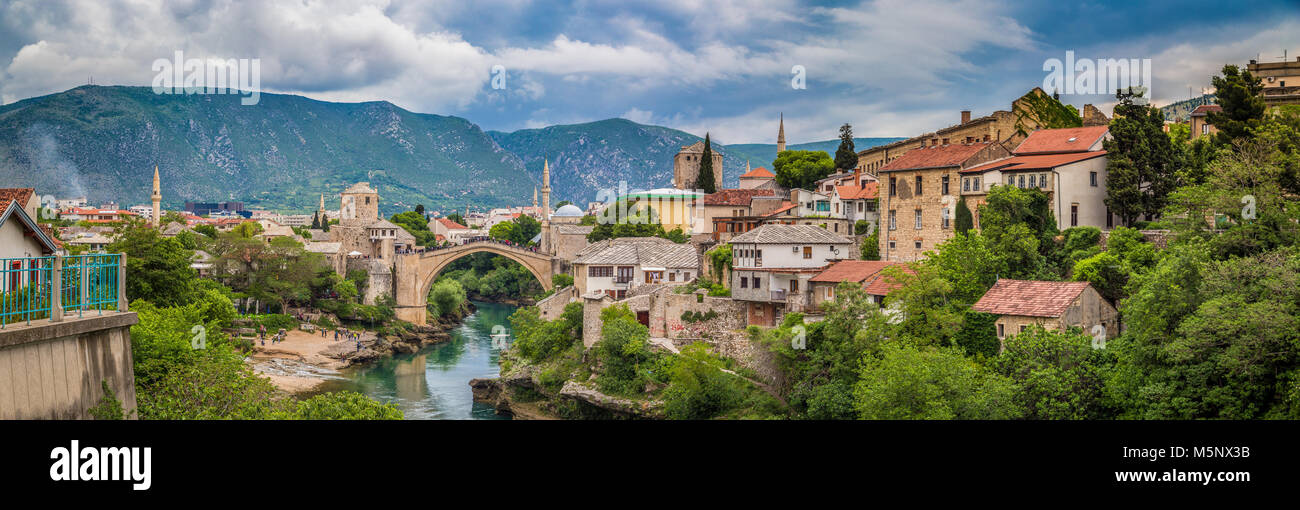 Vista panoramica del centro storico di Mostar con il famoso Ponte Vecchio (Stari Most) in estate, Bosnia Erzegovina Foto Stock