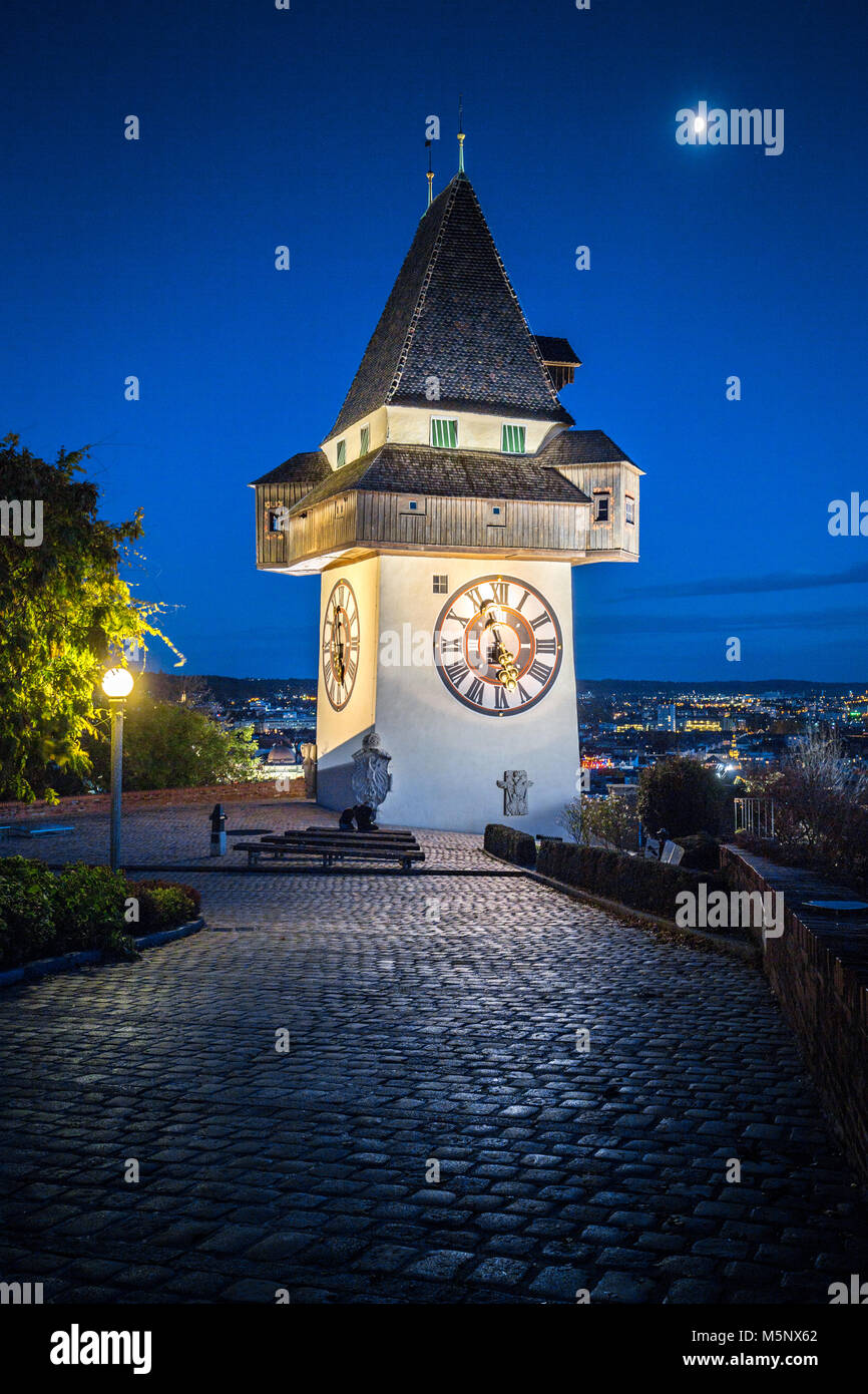 Bella vista al crepuscolo del famoso Grazer Uhrturm (clock tower) accesa durante il blue ora al tramonto, Graz, Regione Stiria, Austria Foto Stock