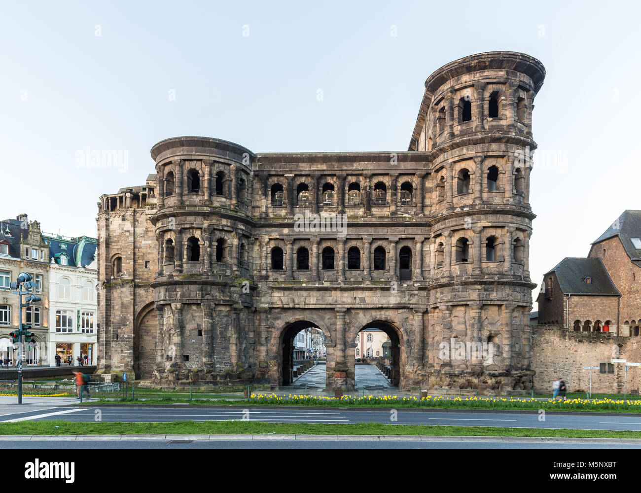 Visualizzazione classica del celebre Porta Nigra, la più grande città romana monumento di gate a nord delle Alpi, nella vecchia città di Treviri, Rheinland Pfalz, Germania Foto Stock