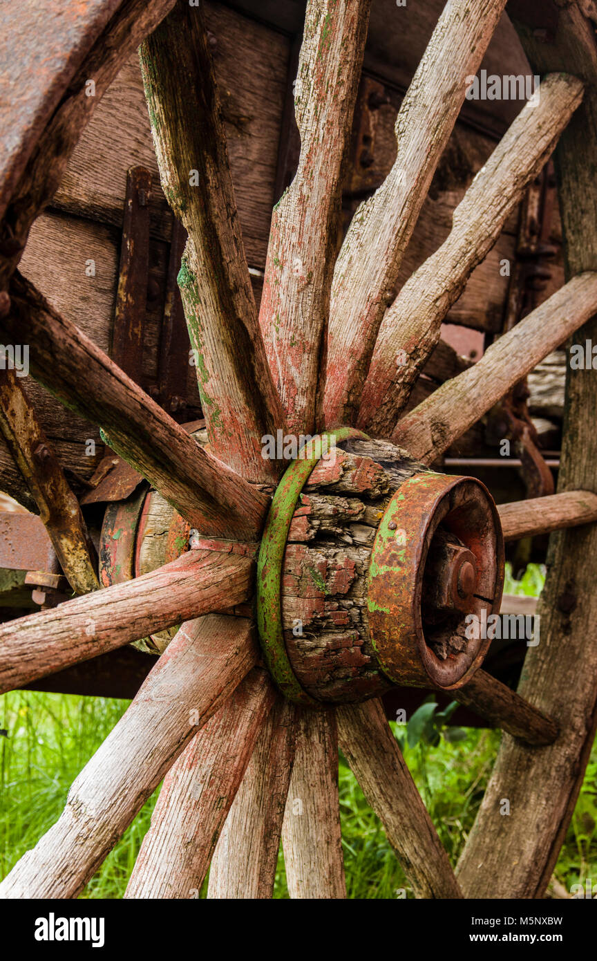 Vintage in legno ruota di carro con vernice di affievolimento in Oregon città fantasma di Shaniko Foto Stock