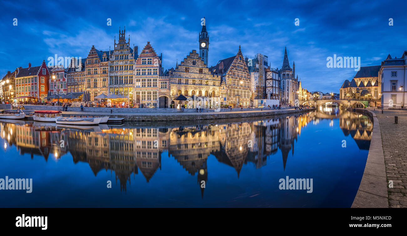 Vista panoramica del famoso Graslei nel centro storico della città di Gand illuminata di notte con il fiume Leie, la regione delle Fiandre, in Belgio Foto Stock