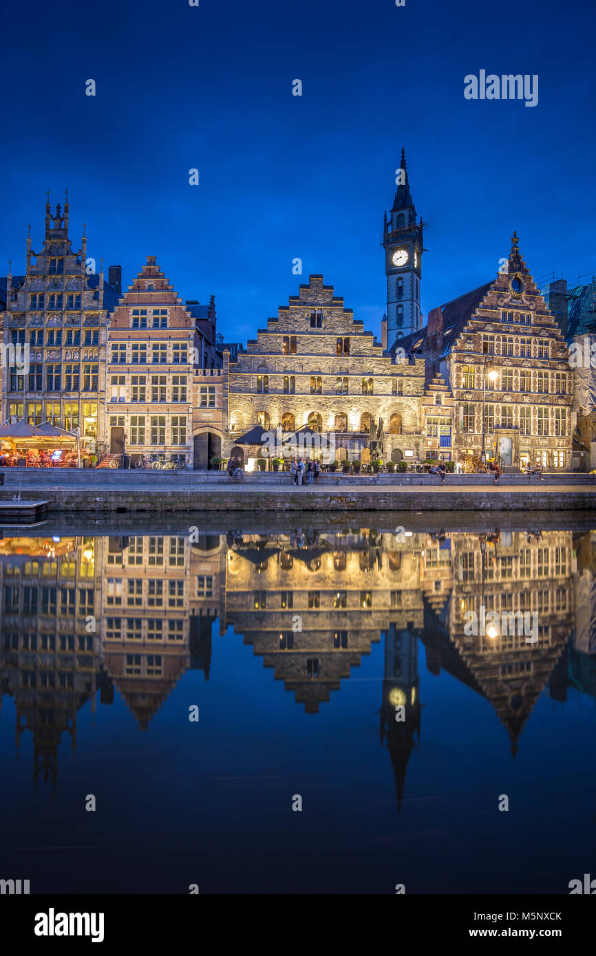 Vista panoramica del famoso Graslei nel centro storico della città di Gand illuminata di notte con il fiume Leie, la regione delle Fiandre, in Belgio Foto Stock