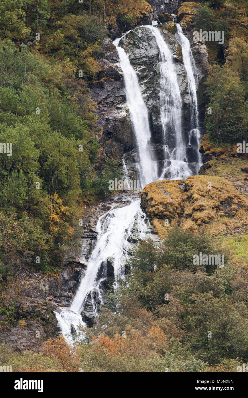 Odnesfossen cascata sul lato sud del Naeroyfjord, Sogn og Fjordane, Norvegia. Foto Stock