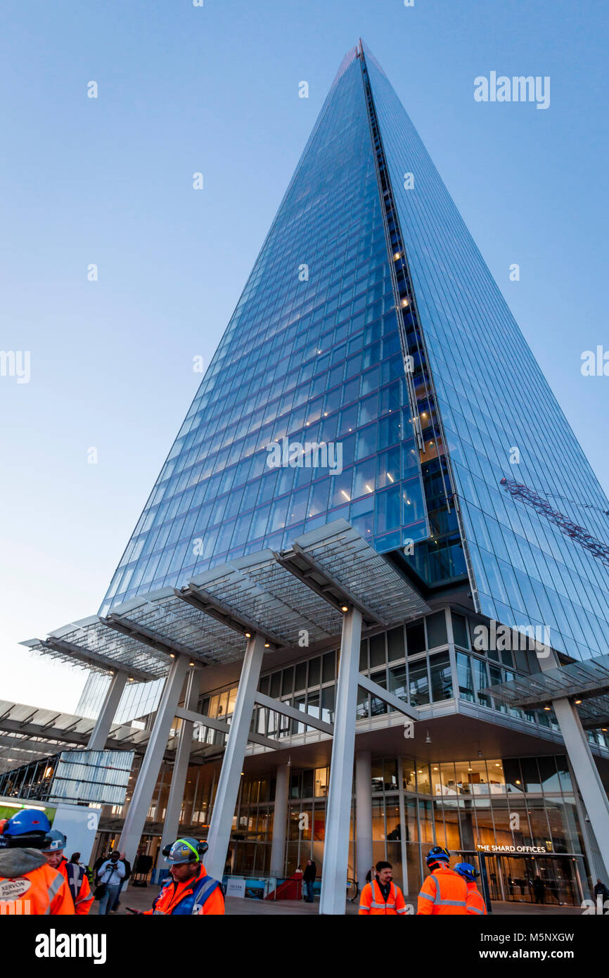 Costruzione di lavoratori in alta Vis giacche al di fuori della Shard, London, Regno Unito Foto Stock