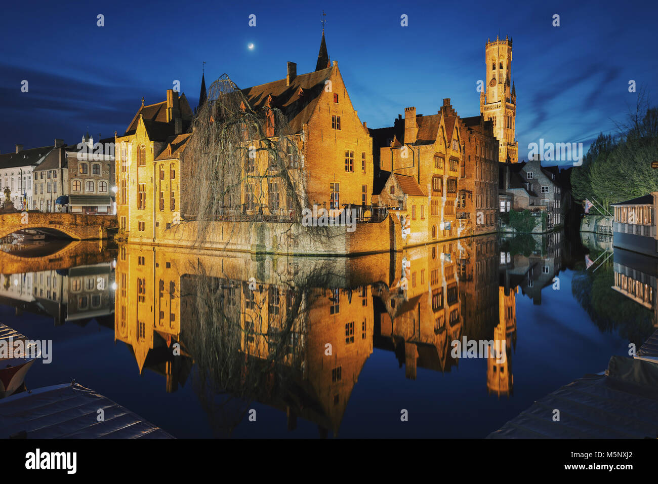 Hstoric centro di Brugge, a cui spesso viene fatto riferimento come la Venezia del Nord, con il famoso Rozenhoedkaai illuminato nel crepuscolo, Fiandre, in Belgio Foto Stock