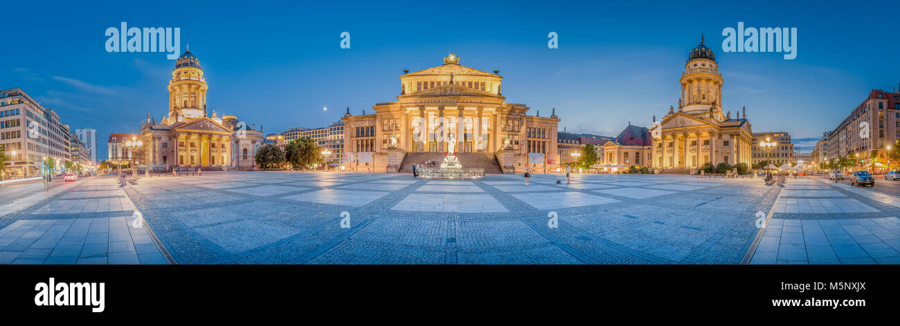 Piazza Gendarmenmarkt panorama con Berlino storica sala da concerto e il tedesco e il francese chiese nel crepuscolo al tramonto, Berlino, Germania Foto Stock
