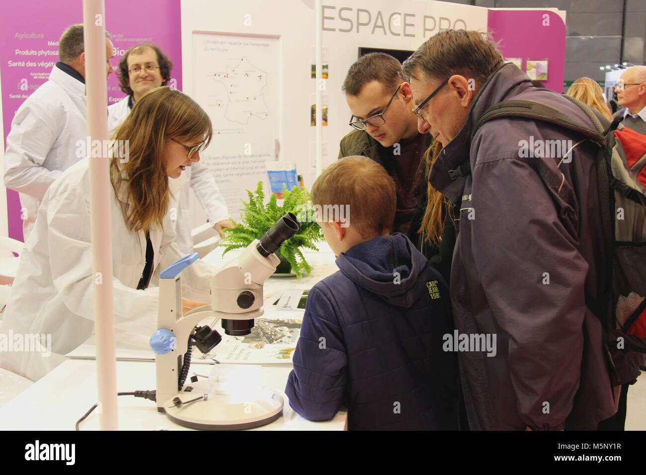 Parigi, Francia. 24 Febbraio, 2018. La gente visita il cinquantacinquesimo Parigi Fiera agricola internazionale di Parigi, Francia, Feb 24, 2018. Il cinquantacinquesimo Parigi Fiera agricola internazionale aperto qui sabato in mezzo agli agricoltori francesi che esprimono il timore che i negoziati di libero scambio tra l'Unione europea (UE) e un Sud Americana bloc sarebbe li influenzi negativamente. Credito: Zhang Xuefei/Xinhua/Alamy Live News Foto Stock