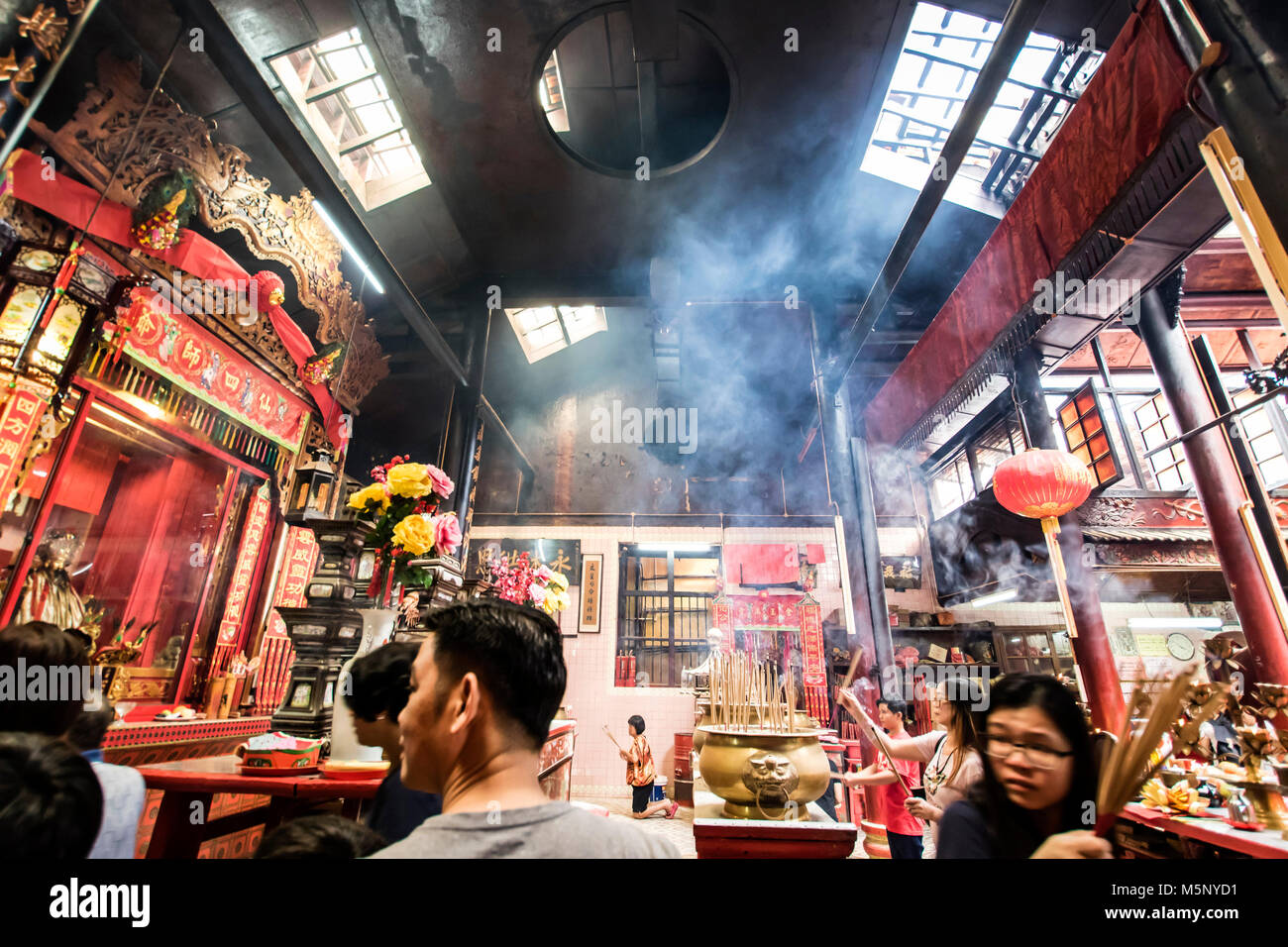 Kuala Lumpur, Malesia. Il 24 febbraio, 2018. Anno Nuovo Cinese in Kuala Lumpur a città del peccato Sze Si Ya tempio riceve molto affollati di visitatori ogni giorno. Questo vecchio tempio Cinese risale al 1864. © Danny Chan/Alamy Live News. Foto Stock