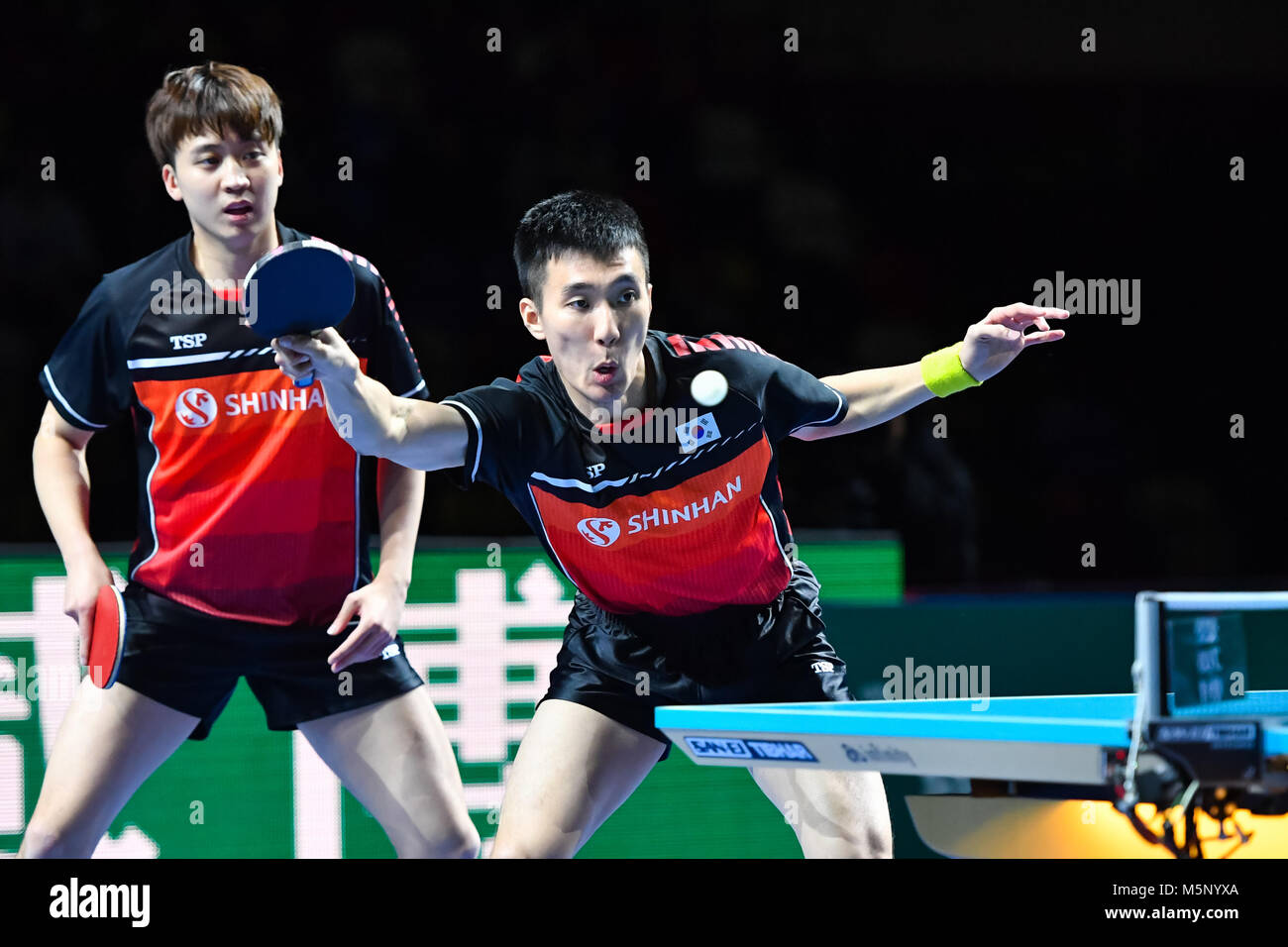 Londra, Regno Unito. Il 24 febbraio, 2018. Lee Sangsu e Jeoung Youngsik di Corea Repubblica durante la International Table Tennis Federation World Team Cup - Uomini Semi-Final match tra Jin Ueda e Koki Niwa del Giappone contro Lee Sangsu e Jeoung Youngsik di Corea Repubblica alla casella di rame Arena Sabato, 24 febbraio 2018. Londra Inghilterra. Credito: Taka G Wu Foto Stock