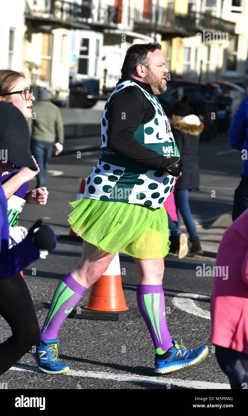 Brighton Regno Unito 25 Febbraio 2018 - migliaia di corridori prendere parte al Grand Brighton Mezza Maratona su una bella e soleggiata ma fredda mattina raccolta fondi per varie associazioni caritative compresi il Sussex Beacon fotografia scattata da Simon Dack Credito: Simon Dack/Alamy Live News Foto Stock