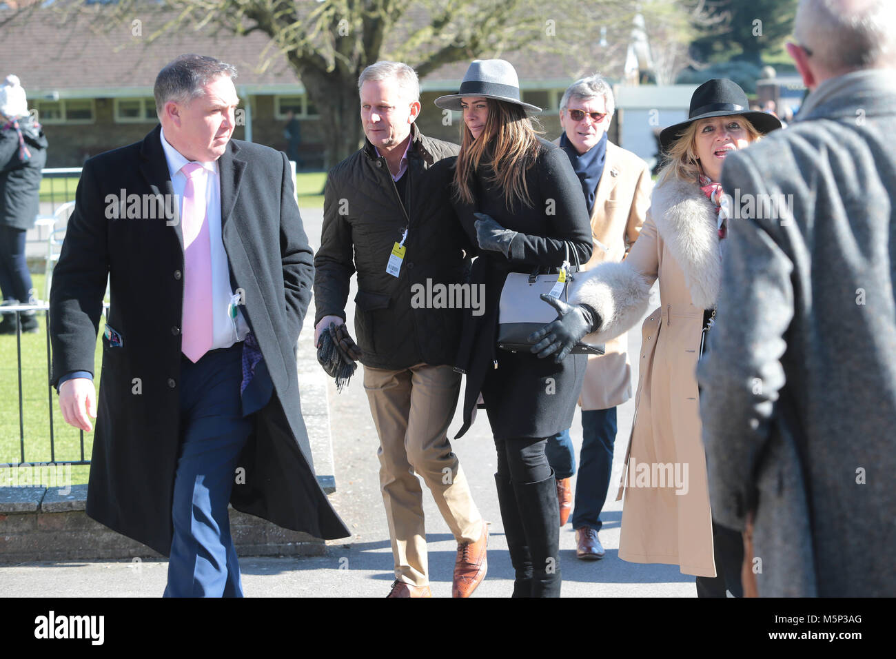 Fontwell Racecourse in West Sussex, Regno Unito. Il 25 febbraio 2018. Jeremy Kyle e il suo partner Vicky Burton arriva a Fontwell Racecourse in West Sussex per vedere il suo cavallo esegui. Credito: Nigel Bowles/Alamy Live News Foto Stock