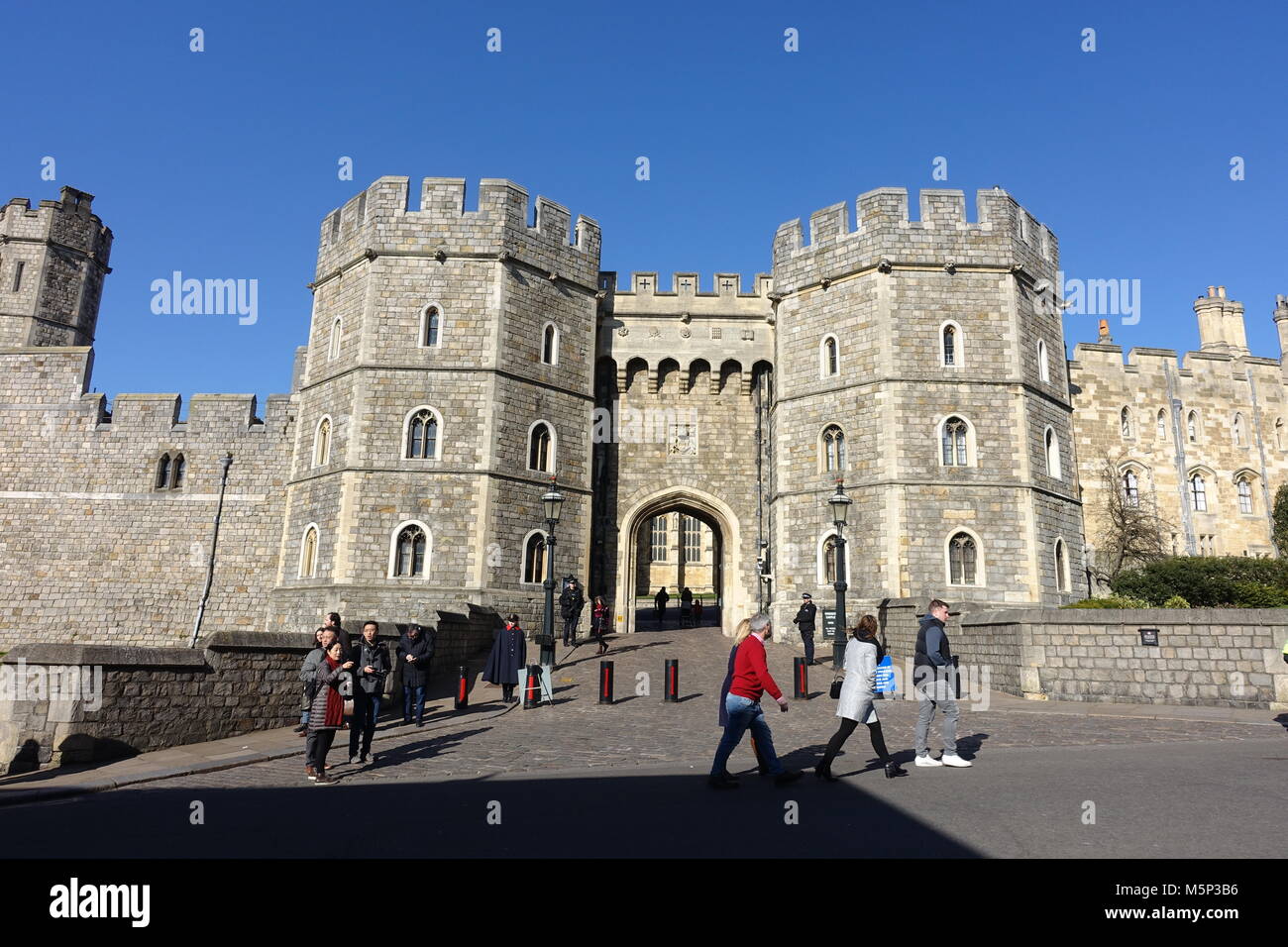 Blue sky in Windsor come persone visita al Castello di Windsor. Foto Stock