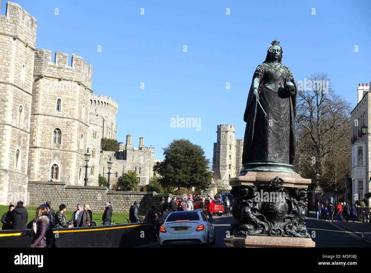 Blue sky in Windsor come persone visita al Castello di Windsor. Foto Stock