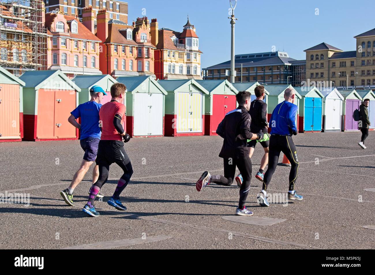 Brighton, Regno Unito. Il 25 febbraio, 2018. Migliaia di corridori braved vicino a temperature di congelamento per partecipare al Grand Brighton Mezza Maratona 2018, passando per i punti di riferimento compreso il Palace Pier, marina, ovingdean scogliere, il Royal Pavilion, Molo Ovest e la laguna, in Brighton e Hove, Regno Unito. Credito: N Papa - Editoriale/Alamy Live News. Foto Stock