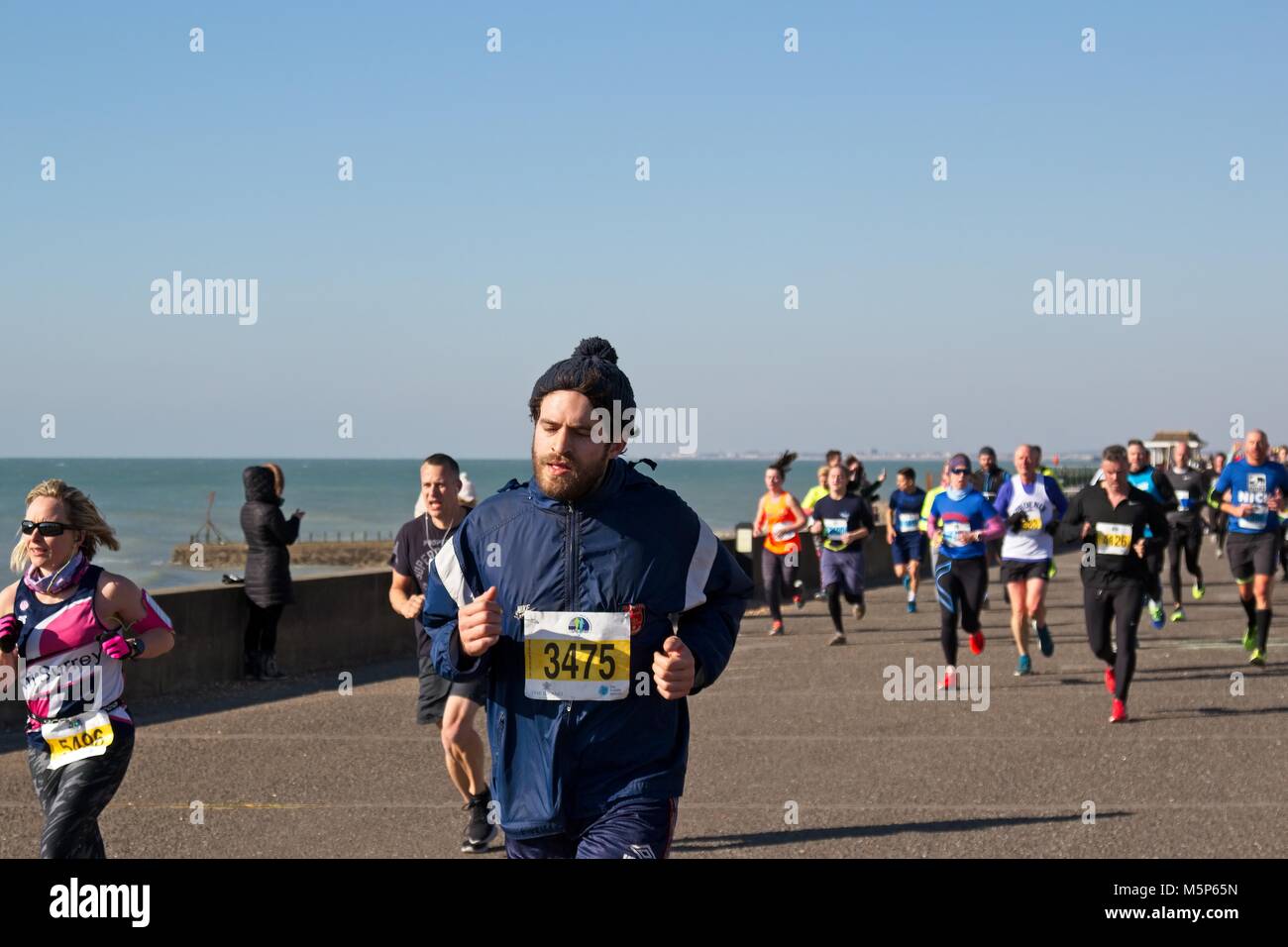 Brighton, Regno Unito. Il 25 febbraio, 2018. Migliaia di corridori braved vicino a temperature di congelamento per partecipare al Grand Brighton Mezza Maratona 2018, passando per i punti di riferimento compreso il Palace Pier, marina, ovingdean scogliere, il Royal Pavilion, Molo Ovest e la laguna, in Brighton e Hove, Regno Unito. Credito: N Papa - Editoriale/Alamy Live News. Foto Stock