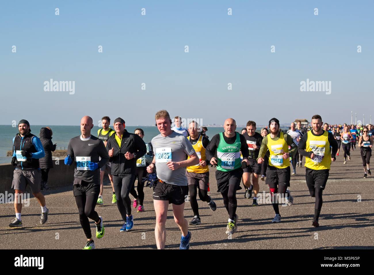 Brighton, Regno Unito. Il 25 febbraio, 2018. Migliaia di corridori braved vicino a temperature di congelamento per partecipare al Grand Brighton Mezza Maratona 2018, passando per i punti di riferimento compreso il Palace Pier, marina, ovingdean scogliere, il Royal Pavilion, Molo Ovest e la laguna, in Brighton e Hove, Regno Unito. Credito: N Papa - Editoriale/Alamy Live News. Foto Stock