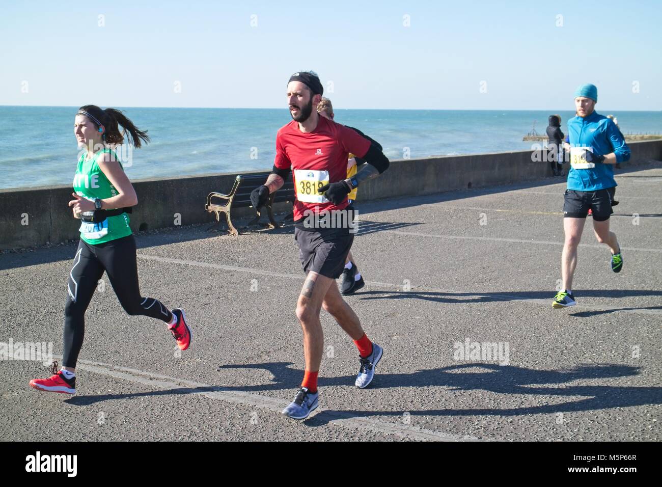 Brighton, Regno Unito. Il 25 febbraio, 2018. Migliaia di corridori braved vicino a temperature di congelamento per partecipare al Grand Brighton Mezza Maratona 2018, passando per i punti di riferimento compreso il Palace Pier, marina, ovingdean scogliere, il Royal Pavilion, Molo Ovest e la laguna, in Brighton e Hove, Regno Unito. Credito: N Papa - Editoriale/Alamy Live News. Foto Stock