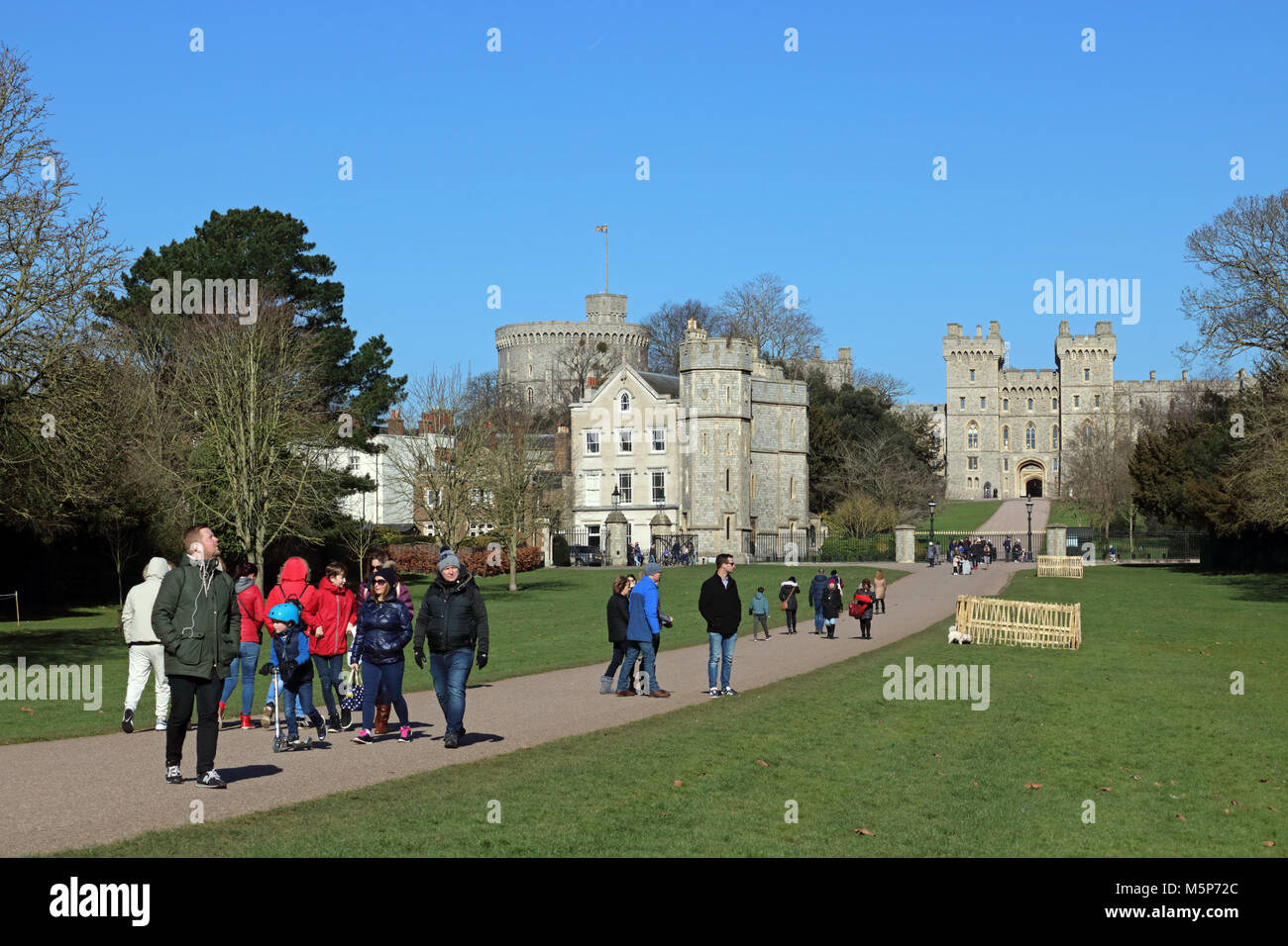 Windsor, Berkshire, Inghilterra. Il 25 febbraio 2018. La gente fuori per una passeggiata a piedi lungo il cammino che conduce al Castello di Windsor su un soleggiato ma freddo giorno in Berkshire. Credito: Julia Gavin/Alamy Live News Foto Stock