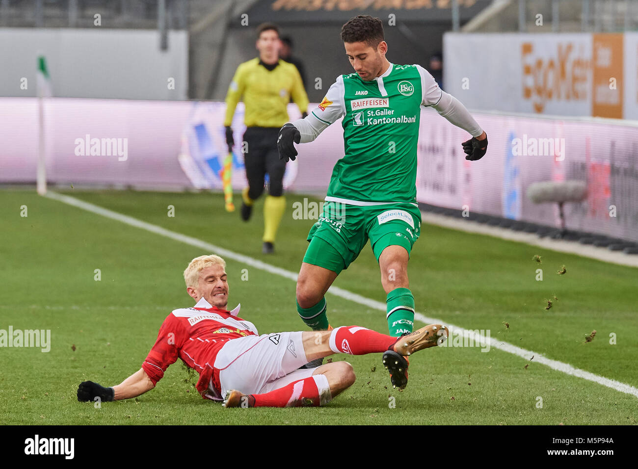 San Gallo, Svizzera. Il 25 febbraio 2018. Fulvio Sulmoni attacchi Nassim Ben Khalifa durante il Raiffeisen Super League FC SAN GALLO 1879 vs FC Lugano. Credito: Rolf Simeone/Alamy Live News Foto Stock