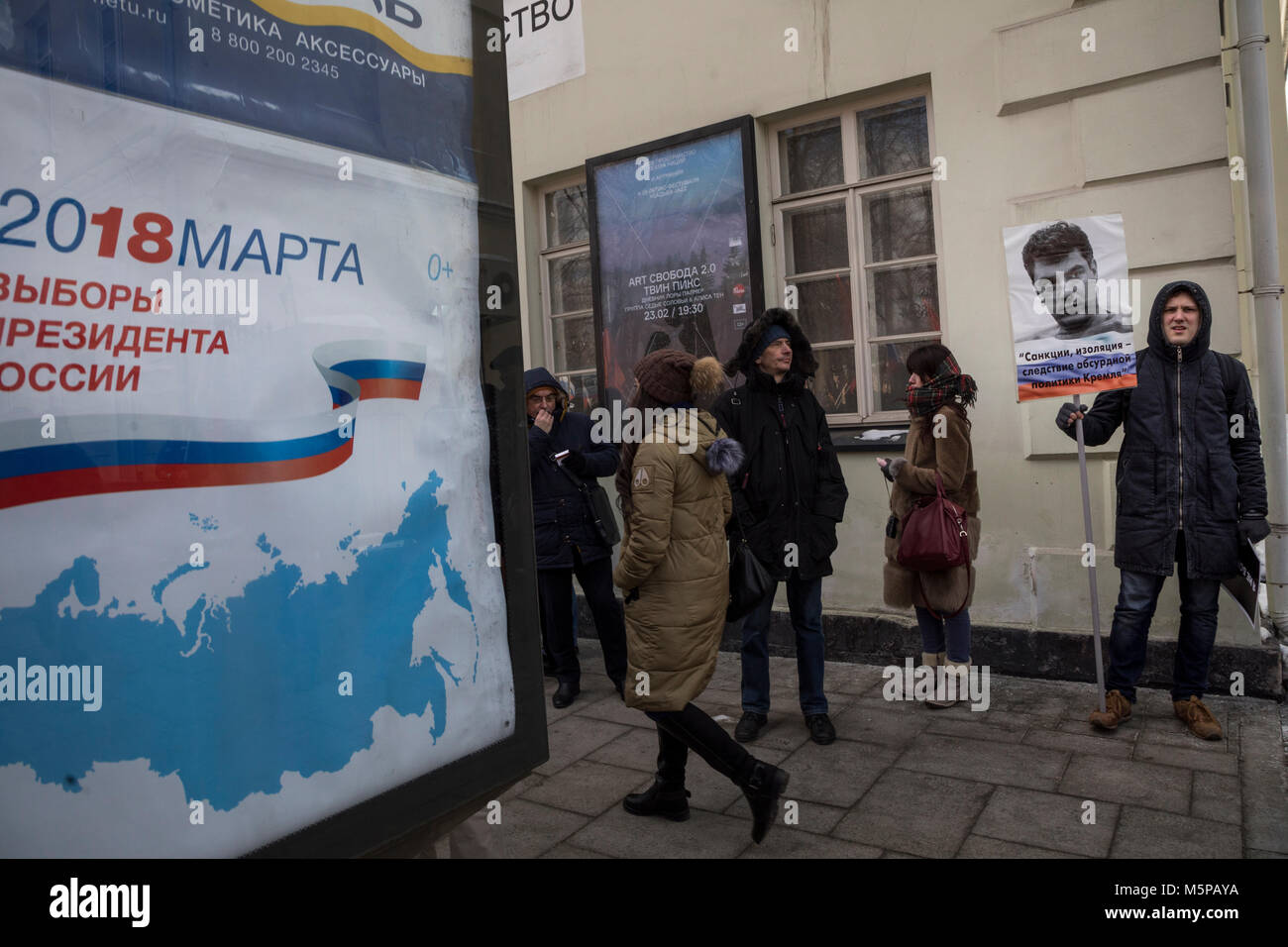 Mosca, Russia. 25 feb 2018.la gente a prendere parte a marzo nel centro di Mosca strade in memoria del politico russo e il leader dell opposizione Boris Nemtsov alla vigilia del terzo anniversario della sua morte Credito: Nikolay Vinokurov/Alamy Live News Foto Stock