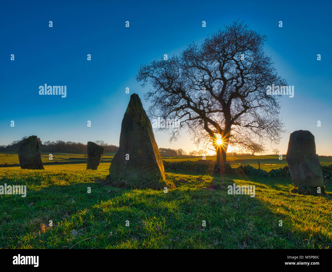 Il Peak District, Derbyshire, Regno Unito. Il 25 febbraio 2018. Regno Unito Meteo spettacolare tramonto su un terribilmente freddo giorno al Signore grigio / Pietra di nove vicino Stone Circle, Robin Hood's Stride vicino Elton, Alport & Birchover a sud di Bakewell nel Parco Nazionale di Peak District, Derbyshire, UK Credit: Doug Blane/Alamy Live News Foto Stock