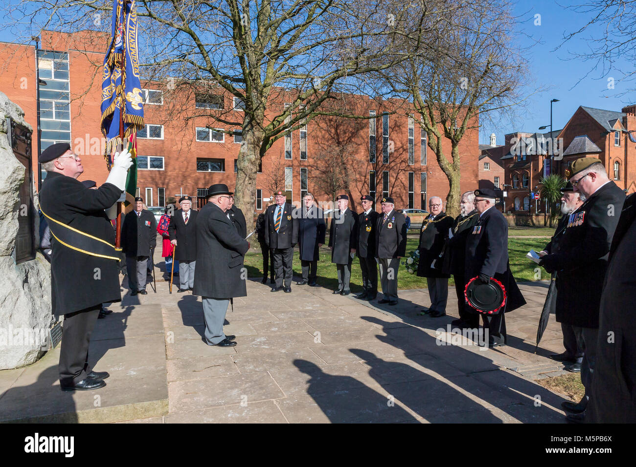 Warrington, Cheshire, Regno Unito. Il 25 febbraio, 2018. Lt. Col. L. Taylor Duff (Ret.), colonnello onorario del Duca di Lancaster dell Associazione Regimental, prende il servizio in Queen's Gardens, Warrington, con il sindaco e il Sindaco di Warrington in partecipazione, insieme con la ex-combattenti. L evento è stato l anniversario per commemorare la carica di Pieter's Hill nella guerra boera da Lt Col W McCarthy O'Leary e il South Lancashire Regiment Credito: John Hopkins/Alamy Live News Foto Stock