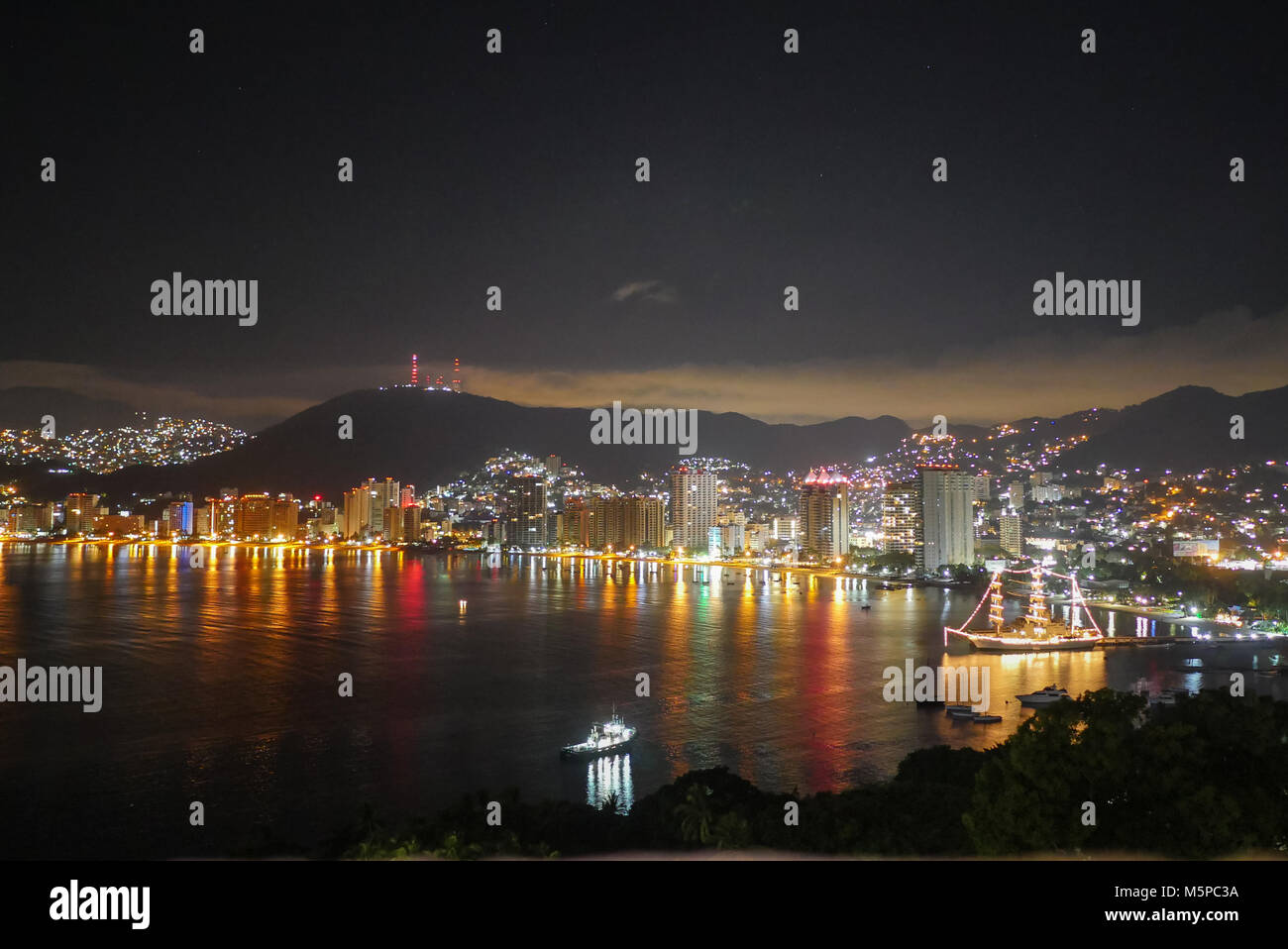 Vista della baia di Acapulco durante la notte Foto Stock