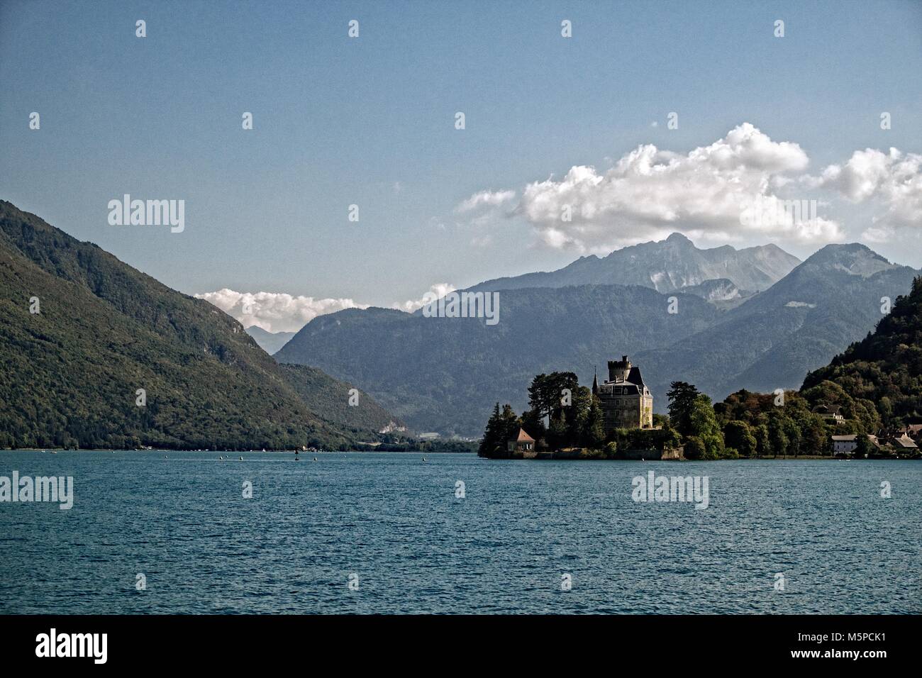 Chateau Rufy si erge verso l'estremità meridionale del lago di Annecy sul suo west bank. Foto Stock