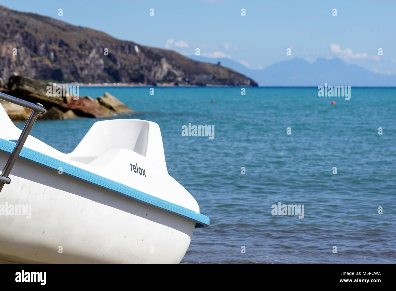 La parola scritta di relax a bordo sulla barca in mare sulla spiaggia Foto Stock