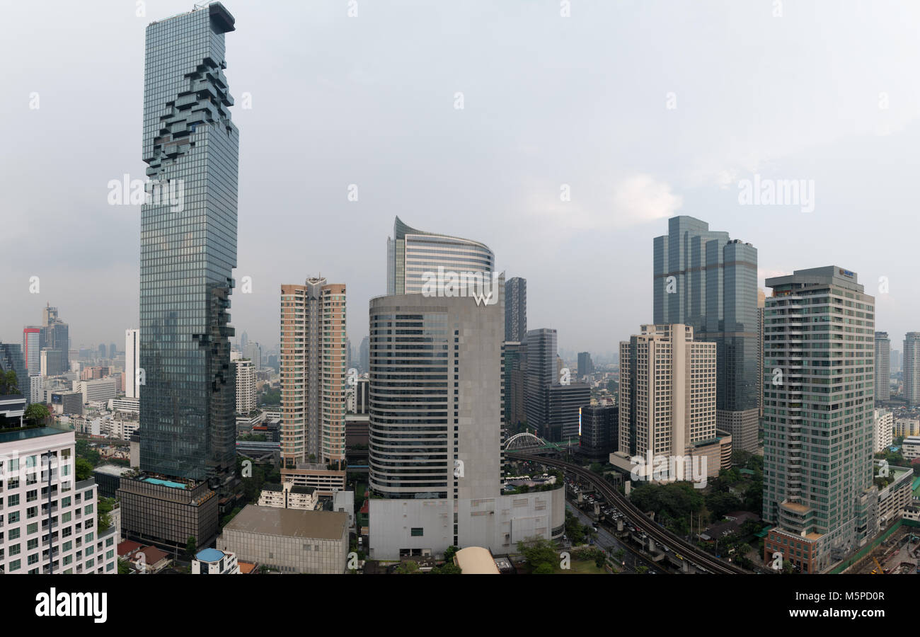 BANGKOK, Tailandia - 24 febbraio 2018: vista dello skyline di Bangkok da un elevato aumento condominio in Silom. Foto Stock